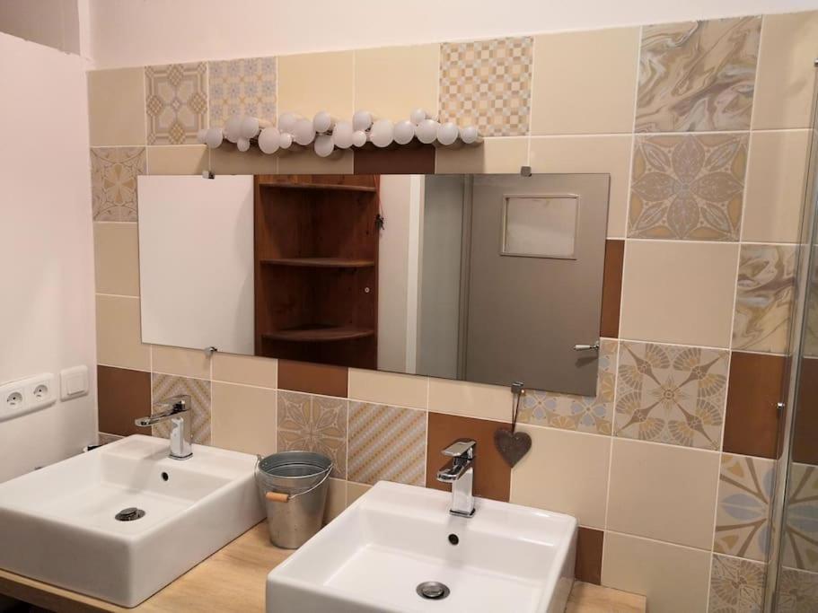 Maison Avec Piscine Dans Village Provencal. * Courthezon